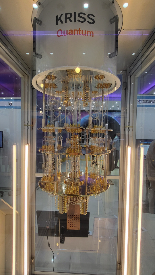 국립중앙과학관에서 전시되고 있는 '아는데 모르는 양자의 세계' 전시품인 한국표준과학연구원의 '초전도 50큐비트 양자컴퓨터' 실물 모형.